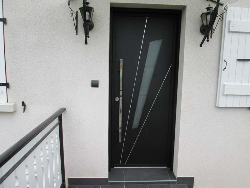 Porte en aluminium Noir texturé, modèle FUSEAU avec barre de tirage