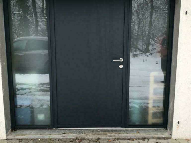 APRÈS : Porte d'entrée en aluminium Gris 7016 à La Roche sur Foron