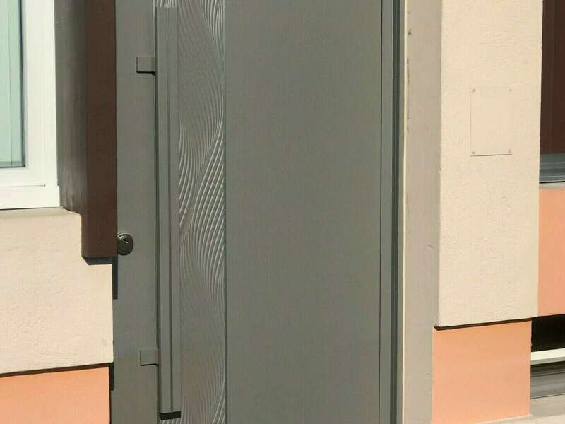 Porte alu Grège texturé , modèle TENERE effet ONDE avec poignée de tirage sur THYEZ (74300)