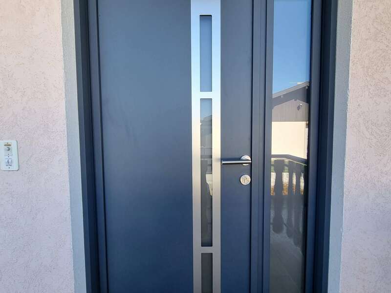 APRÈS : Porte alu tiercée, modèle Effigie 72 anthracite