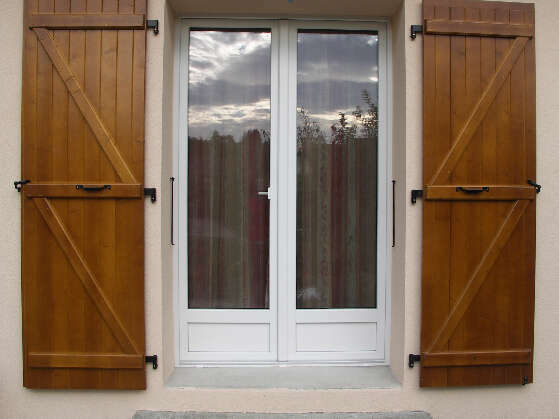 Porte-fenêtre 2 vantaux en PVC blanc avec soubassement plein