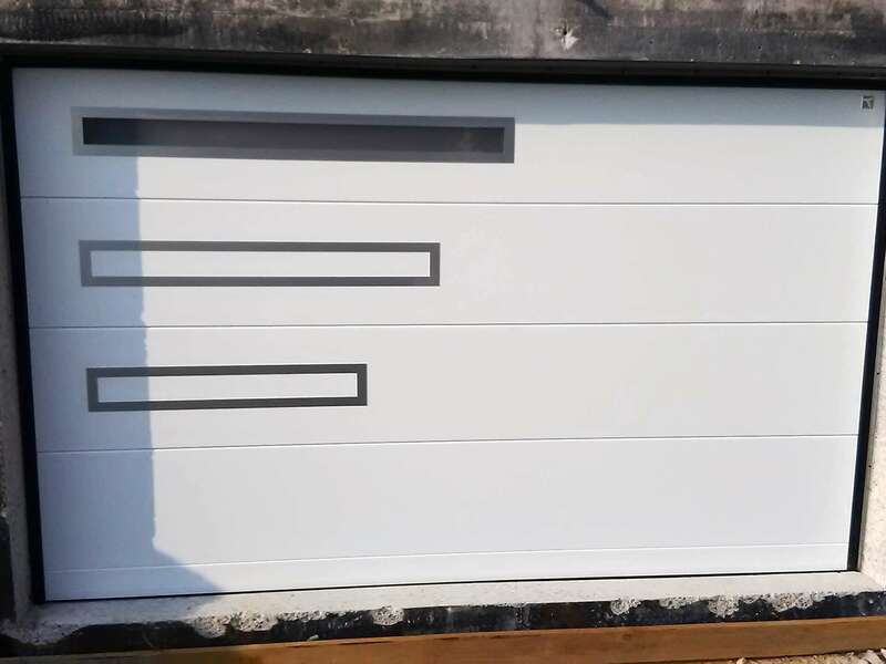 resid_avec_hublot_et_lames_decoratives_blanc_satine