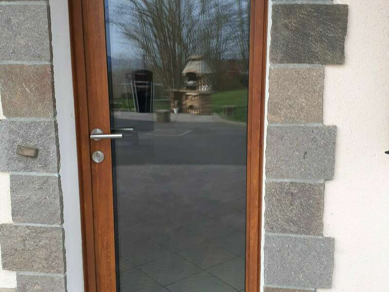 APRÈS : Porte d'entrée alu EVIDENCE Chêne doré