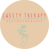 Logo Sweety Therapy. Fond pêche, lettres corail, main tenant une fleur turquoise. Signification: Sweety Therapy vous accompagne dans votre épanouissement comme le soleil fait pousser les fleurs