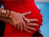 Femme enceinte de 8 mois, ventre tenu par les mains du père, les mains de la mère sont sur les mains du père. Bola de grossesse par dessus. La parentalité est difficile et ne laisse pas de place à la solitude