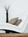Chaise longue blanche dans espace zen de réflexologie plantaire
