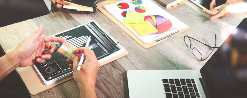 gestion des réseaux sociaux avec des icônes de plateformes sociales