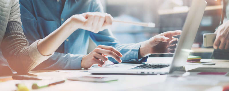 audit instagram avec graphiques et icônes de réseaux sociaux