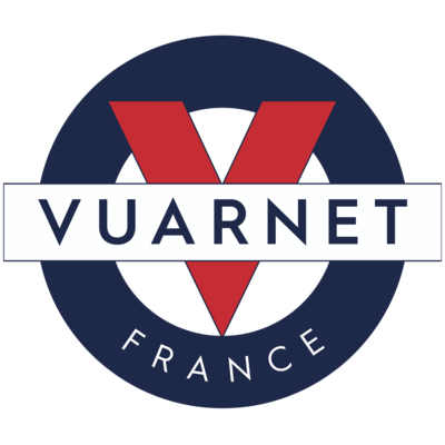 Nous concevons les meilleurs verres correcteurs solaires depuis 1957. Fabriqués artisanalement en France dans notre manufacture de Meaux, nos verres sont 100 % minéraux par opposition aux

« verres » en plastiques dits « organiques ».
Dotés des technologies polarisées ou Lynx®, ils vous assurent les plus hauts niveaux de Protection, de Précision et de Durabilité.