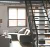escalier bien installé avec finitions soignées