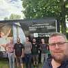 artisan menuiserie en action avec précision et rigueur