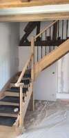 escalier sur mesure intégré dans un intérieur moderne