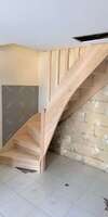 escalier sur mesure intégré dans un intérieur moderne