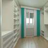 dressing sur mesure intégré dans une chambre spacieuse