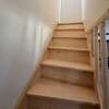 escalier bois sur mesure intégré dans un intérieur moderne