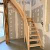escalier bien installé avec finitions soignées