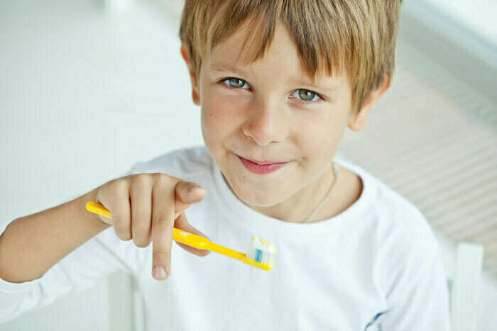 À quel âge et comment les enfants doivent-ils se brosser les dents ?