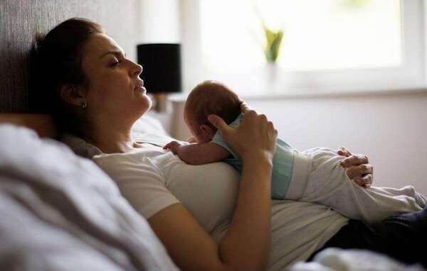 Infidélité post-partum : quand le désir féminin devient un tabou après la naissance