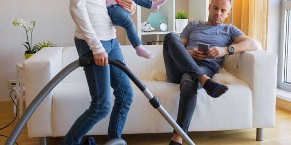 “Dis-moi ce qu’il faut faire” : comprendre l’incompétence domestique dans les relations amoureuses