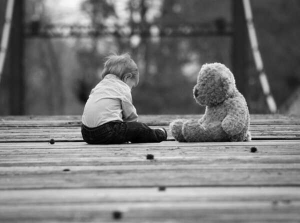 Trauma d’enfance et relation amoureuse : 12 signes que tu rejoues ton passé