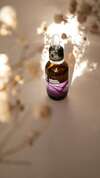 naturopathe préparant un mélange floral personnalisé
