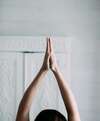 mains en position de reiki diffusant une énergie apaisante