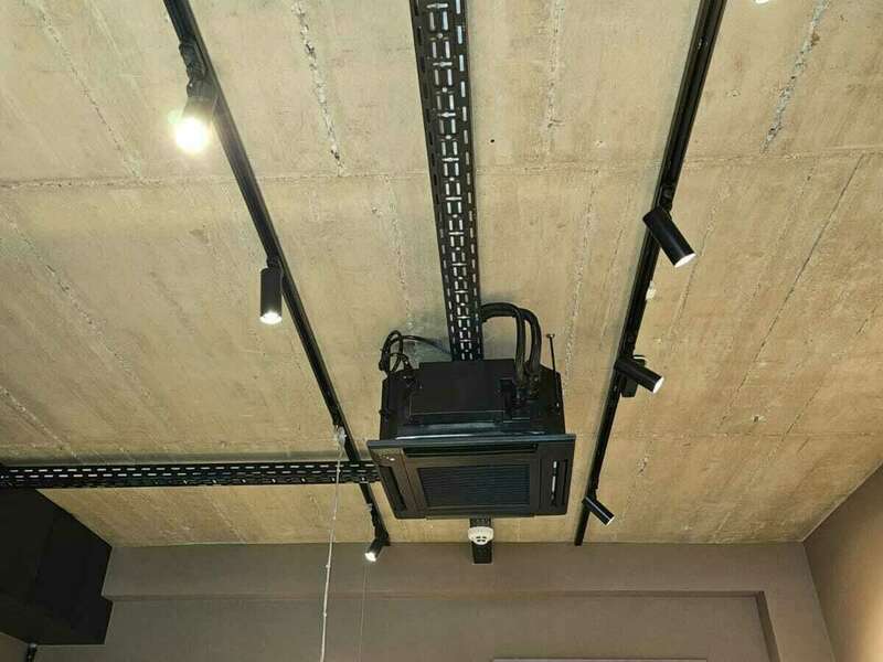 pose_de_climatisation_cassette_noire_2