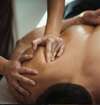 Table de massage blanche pour séance personnalisée bien-être