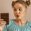femme qui mange du chocolat