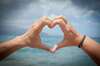 coeur avec main