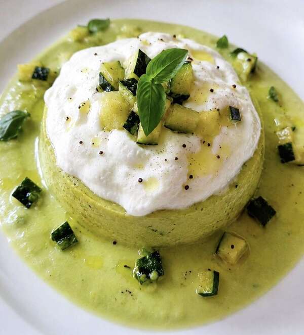 Flan de courgettes sur son velouté & nuage chèvre basilic