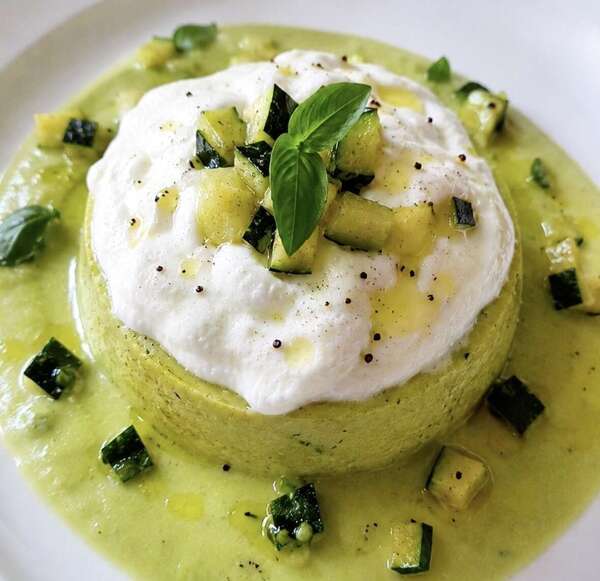 Flan de courgettes sur son velouté & nuage chèvre basilic (recette enfant)