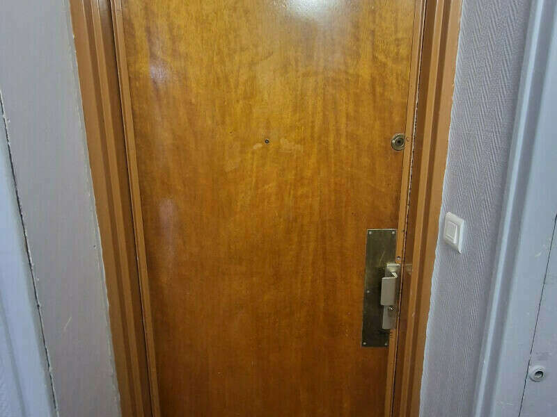 Vue extérieure de la porte avant intervention