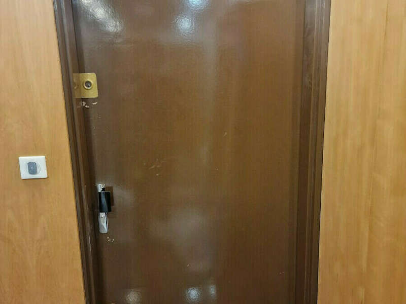 Vue extérieure de la porte avant intervention