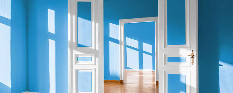 pièces sèches rangées dans un placard moderne