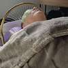 Personne recevant soin détente avec masque facial vert