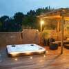 Espace spa moderne pour bien-être extérieur relaxant