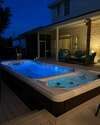 Espace spa de nage intégré en jardin paysager