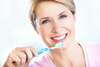 Femme qui se brosse les dents