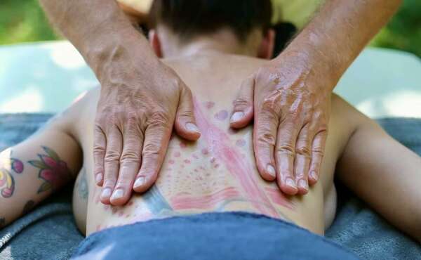 Massage bien-être HappyZen Massage à Mulhouse, toucher conscient et détente profonde du corps