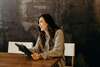 Jeune femme riant pendant coaching de transition professionnelle