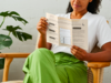 femme détendue sur une chaise lisant un prospectus