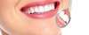 Soins dentaires courants : contrôle des dents au miroir dentaire