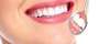 Soins dentaires courants : contrôle des dents au miroir dentaire