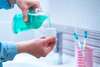 Brossage des dents avec brosse bleue étape essentielle dentisterie