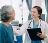 médecin parlant à patiente urgence dentaire consultation rapide