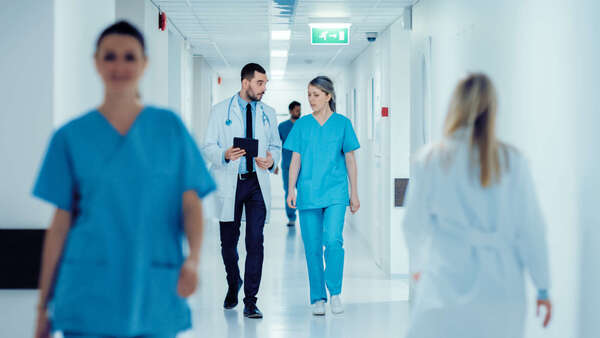 Urgences dentaires : comment savoir s'il faut consulter immédiatement ?