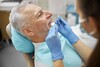 Bouche avec appareil dentaire examinée pour mouvements mandibulaires