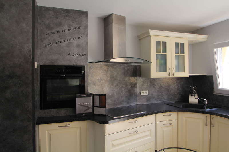 Crédence: Béton Minéral + Métallisation
