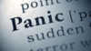 Le trouble panique est un trouble anxieux caractérisé par des crises de panique soudaines et récurrentes, accompagnées de symptômes physiques intenses tels que la transpiration, la palpitation cardiaque et la peur de mourir. 